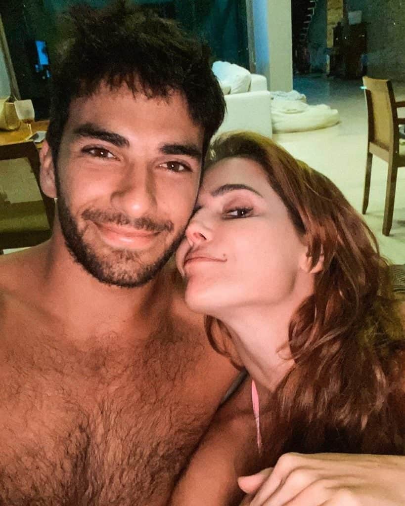 Deborah Secco posou ao lado de Hugo Moura e internauta pediu à ela para "dividir" o marido (Reprodução) Deborah Secco posou ao lado de Hugo Moura e internauta pediu à ela para "dividir" o marido (Reprodução)