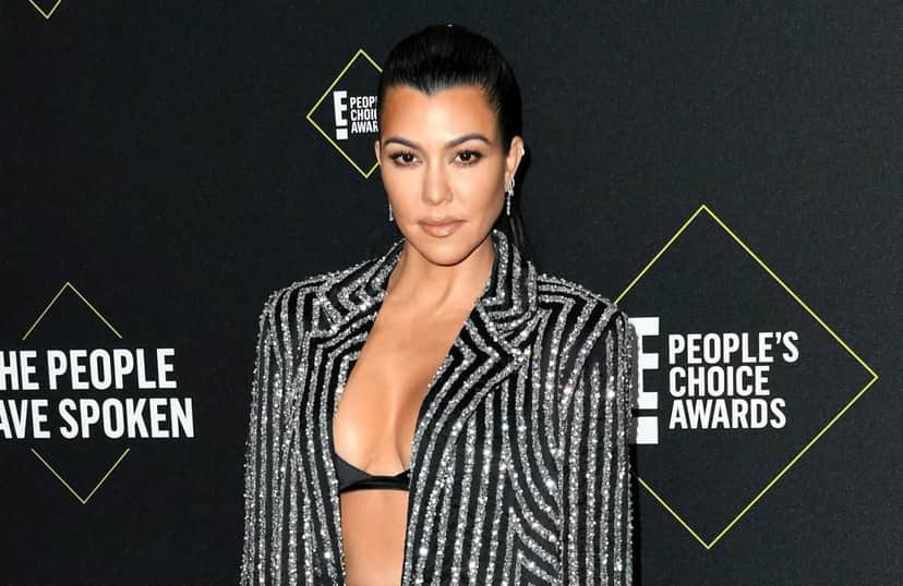 Aos 41 anos, Kourtney Kardashian exibe boa forma de biquíni cavado (Foto: Reprodução) Aos 41 anos, Kourtney Kardashian exibe boa forma de biquíni cavado (Foto: Reprodução)