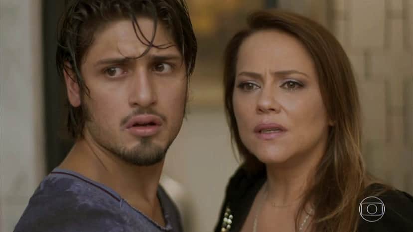 Rafael e Lili de Totalmente Demais com expressões de surpresa Rafael e Lili de Totalmente Demais com expressões de surpresa