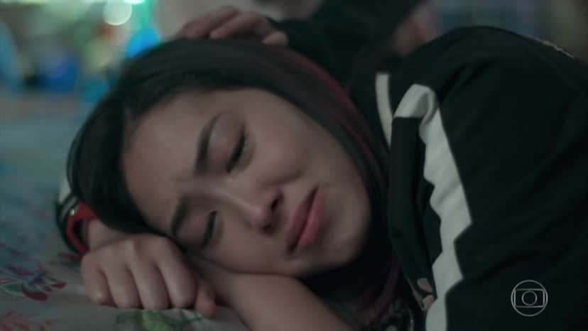 Tina chora deitada em sua cama na novela Malhação Viva a Diferença Tina chora deitada em sua cama na novela Malhação Viva a Diferença