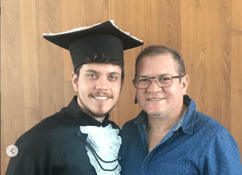 Ximbinha fez questão de marcar presença na formatura do filho, enquanto Joelma ficou trabalhando (Foto: Reprodução) Ximbinha fez questão de marcar presença na formatura do filho, enquanto Joelma ficou trabalhando (Foto: Reprodução)