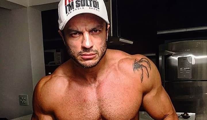 Kleber Bambam detonou ex-BBBs que o ignoraram. (Foto: Reprodução) Kleber Bambam detonou ex-BBBs que o ignoraram. (Foto: Reprodução)