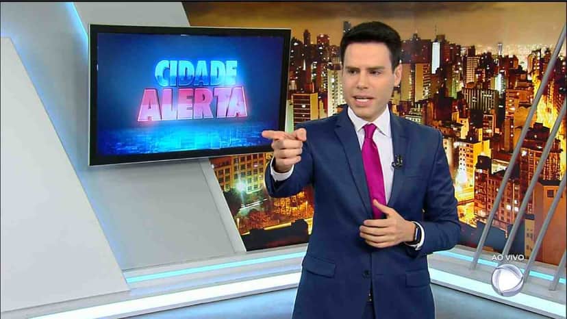 O apresentador Luiz Bacci comanda o Cidade Alerta na tela da Record (Foto: Reprodução) O apresentador Luiz Bacci comanda o Cidade Alerta na tela da Record (Foto: Reprodução)