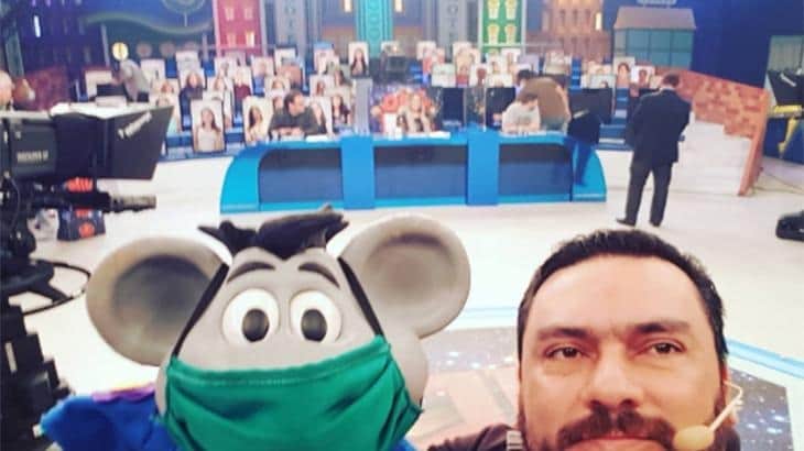 Bastidores do 'Programa do Ratinho', que retornou às gravações (Foto: reprodução) Bastidores do 'Programa do Ratinho', que retornou às gravações (Foto: reprodução)