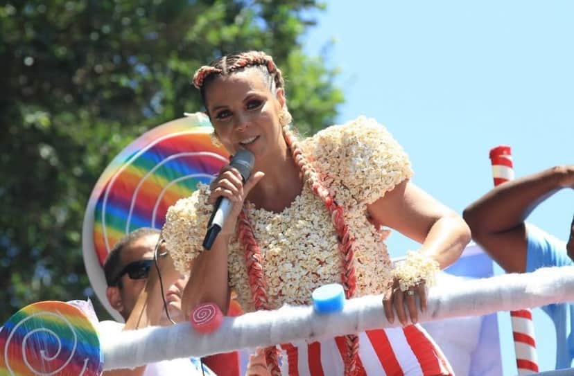 A atriz em seu bloco Algodão Doce (Foto: reprodução)