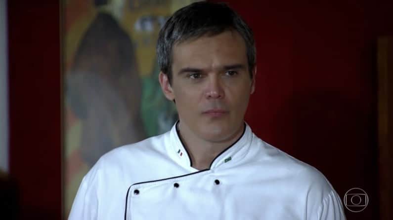 René (Dalton Vigh) sofre chantagem após ser fotografado aos beijos com Griselda (Lilia Cabral) em Fina Estampa (Foto: Reprodução/Globo)