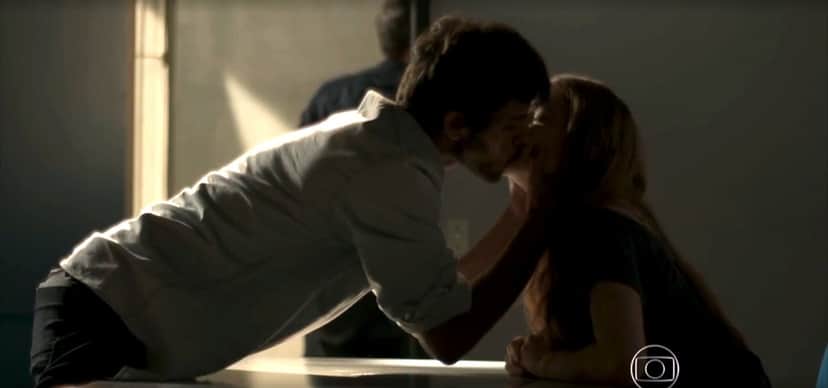 Jonatas beija Eliza na cadeia em Totalmente Demais Jonatas beija Eliza na cadeia em Totalmente Demais