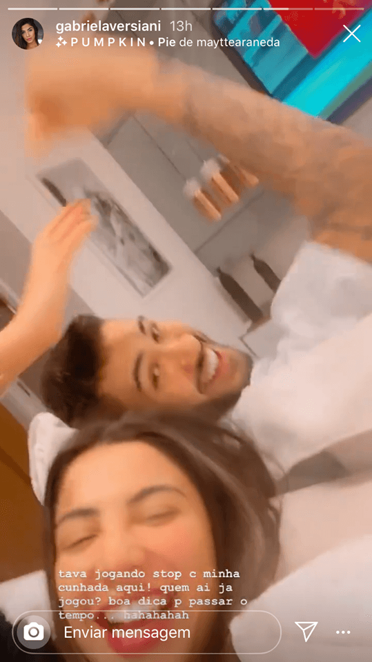 Kevinho é consolado pela namorada Gabriela Versiani após perder partida de video-game (Montagem: TV Foco) Kevinho é consolado pela namorada Gabriela Versiani após perder partida de video-game (Montagem: TV Foco)