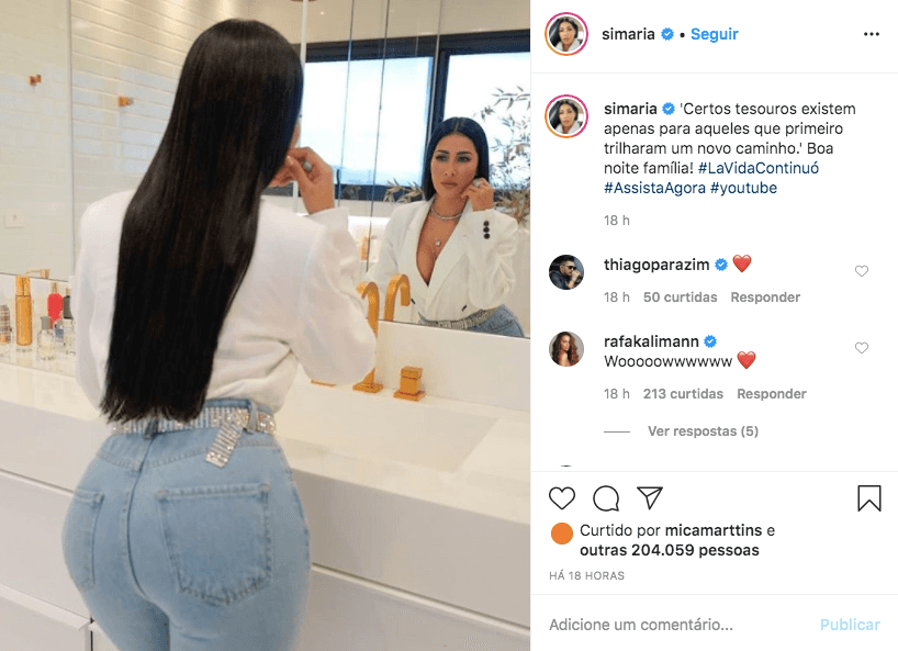 A famosa cantora sertaneja que faz dupla com Simone, Simaria deixou os seus fãs de queixo caído ao exibir bumbum empinado (Foto: Reprodução/Instagram) A famosa cantora sertaneja que faz dupla com Simone, Simaria deixou os seus fãs de queixo caído ao exibir bumbum empinado (Foto: Reprodução/Instagram)