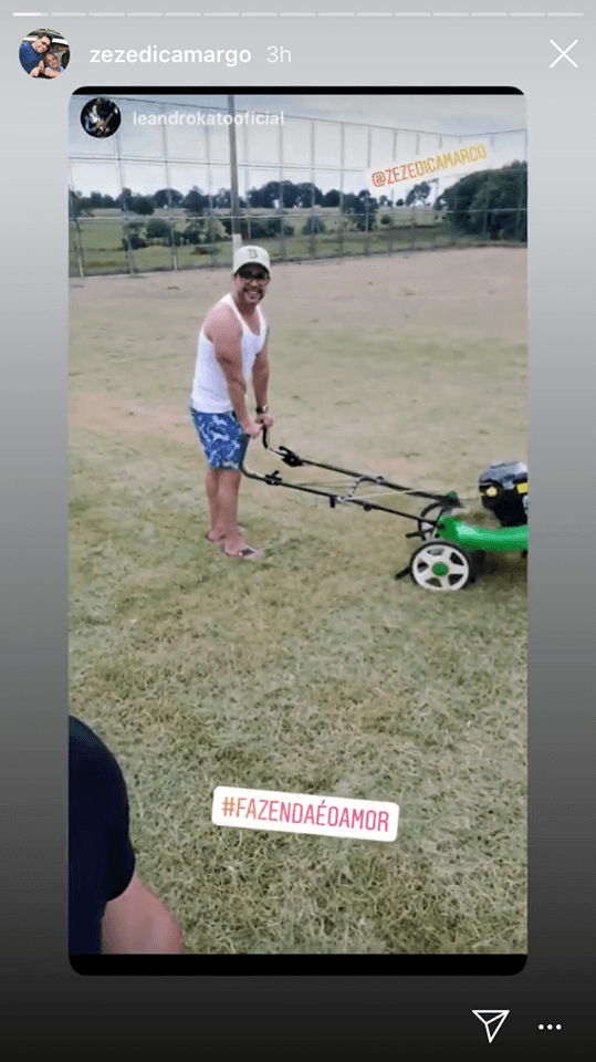 Zezé Di Camargo está aproveitando a quarentena para aparar a grama do campo de futebol de sua fazenda: "hoje tem!" (Imagem: Instagram) Zezé Di Camargo está aproveitando a quarentena para aparar a grama do campo de futebol de sua fazenda: "hoje tem!" (Imagem: Instagram)