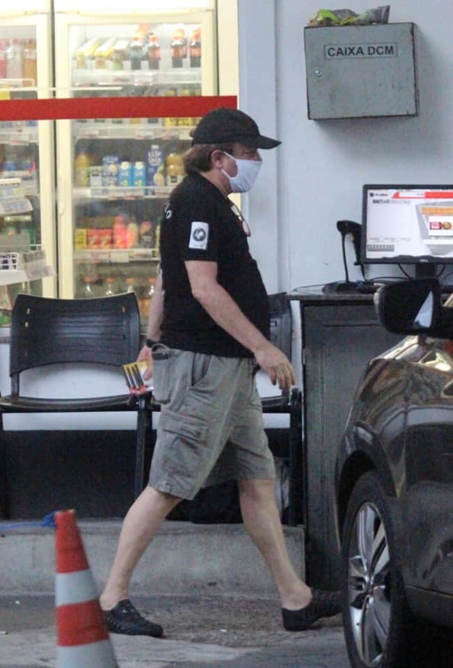 Chico Pinheiro saindo de uma loja de conveniência no Rio de Janeiro (Foto: Reprodução) Chico Pinheiro saindo de uma loja de conveniência no Rio de Janeiro (Foto: Reprodução)