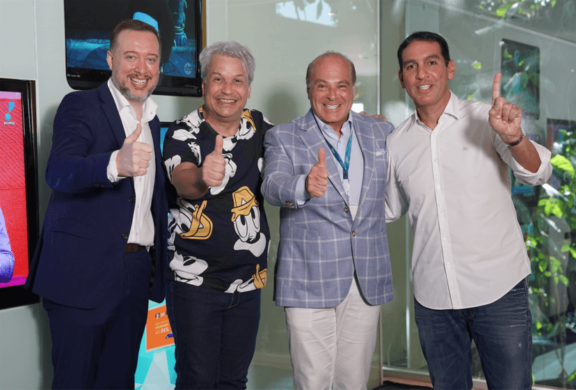 Sikera Jr posou para fotos em sua ida as dependências da RedeTV! (Foto divulgação: RedeTV) Sikera Jr posou para fotos em sua ida as dependências da RedeTV! (Foto divulgação: RedeTV)