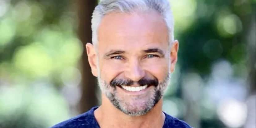 Mateus Carrieri surgiu ao lado do filho 16 anos após ensaio nu (Foto: Reprodução) Mateus Carrieri surgiu ao lado do filho 16 anos após ensaio nu (Foto: Reprodução)