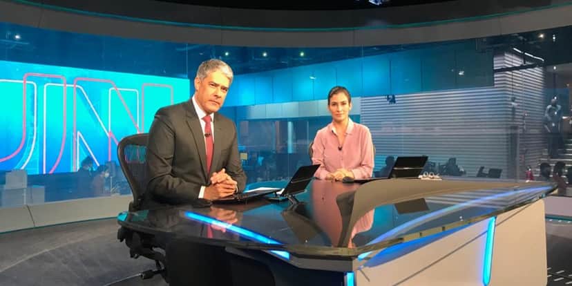 William Bonner e Renata Vasconcellos na bancada do Jornal Nacional (Foto: Divulgação / TV Globo) William Bonner e Renata Vasconcellos na bancada do Jornal Nacional (Foto: Divulgação / TV Globo)