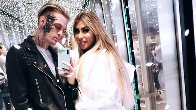 Aaron Carter, após ser agredido por namorada, criar guerra judicial e ela ser presa, anuncia casamento com companheira (Foto: Reprodução) Aaron Carter, após ser agredido por namorada, criar guerra judicial e ela ser presa, anuncia casamento com companheira (Foto: Reprodução)