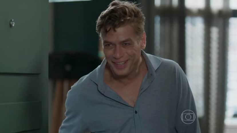 Arthur sorrindo de camisa social azul em cena de Totalmente Demais Arthur sorrindo de camisa social azul em cena de Totalmente Demais