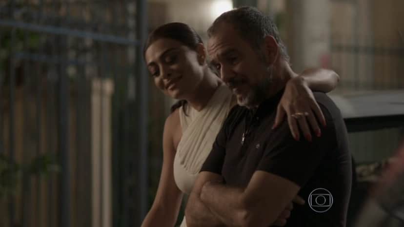 Carolina abraça Germano em Totalmente Demais Carolina abraça Germano em Totalmente Demais