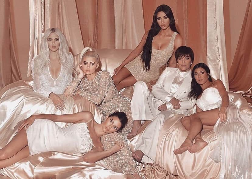 Clã Kardashian-Jenner organiza festão em meio à quarentena (Foto: Reprodução) Clã Kardashian-Jenner organiza festão em meio à quarentena (Foto: Reprodução)