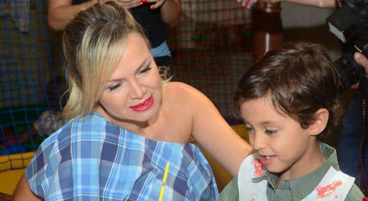 Eliana ao lado do filho mais novo, Arthur - Foto: Reprodução Eliana ao lado do filho mais novo, Arthur - Foto: Reprodução