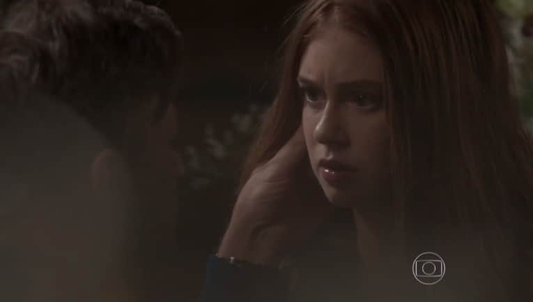 Eliza fica confusa com as intenções de Arthur em Totalmente Demais Eliza fica confusa com as intenções de Arthur em Totalmente Demais