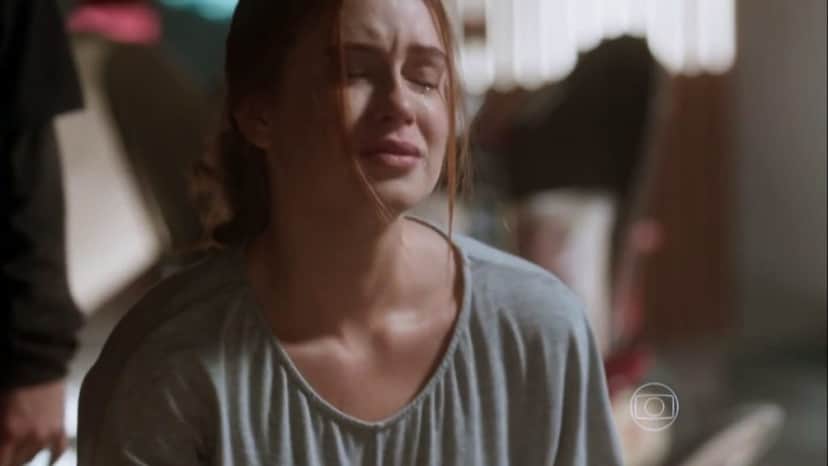 Eliza desaba no choro em cena de Totalmente Demais Eliza desaba no choro em cena de Totalmente Demais