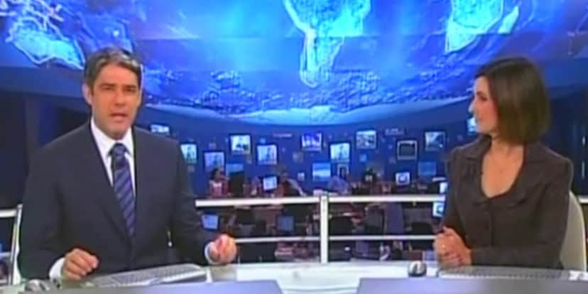Em 1999, quando o Jornal Nacional ainda era apresentado por William Bonner e Fátima Bernardes um motoboy tirou a capa de chuva ao vivo na Globo e confundiu telespectadores (Montagem: TV Foco) Em 1999, quando o Jornal Nacional ainda era apresentado por William Bonner e Fátima Bernardes um motoboy tirou a capa de chuva ao vivo na Globo e confundiu telespectadores (Montagem: TV Foco)