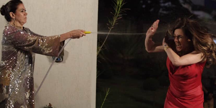 Griselda (Lilia Cabral) dá banho em Tereza Cristina (Christiane Torloni) em Fina Estampa (Foto: Divulgação/Globo) Griselda (Lilia Cabral) dá banho em Tereza Cristina (Christiane Torloni) em Fina Estampa (Foto: Divulgação/Globo)