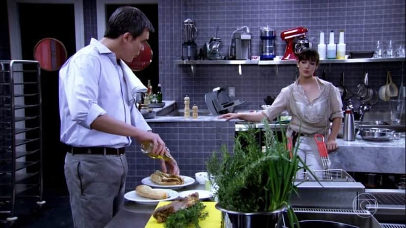René cozinha para a filha em cena de Fina Estampa René cozinha para a filha em cena de Fina Estampa