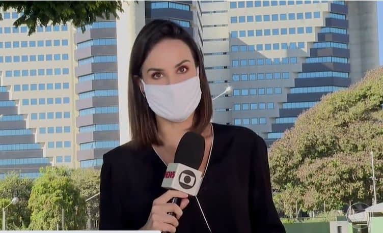 Flávia Alvarenga se enrolou ao vivo (Foto: Reprodução/TV Globo) Flávia Alvarenga se enrolou ao vivo (Foto: Reprodução/TV Globo)