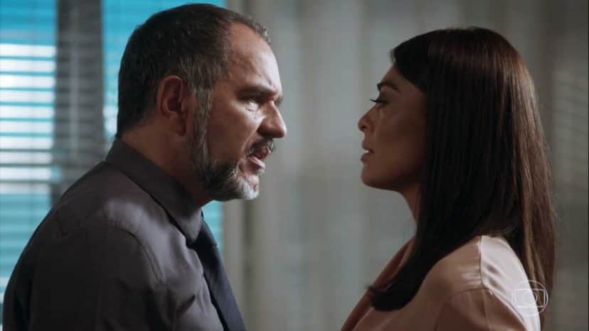 Germano (Humberto Martins) prometerá acabar com Carolina (Juliana Paes) em Totalmente Demais (Foto: Reprodução/Globo) Germano (Humberto Martins) prometerá acabar com Carolina (Juliana Paes) em Totalmente Demais (Foto: Reprodução/Globo)