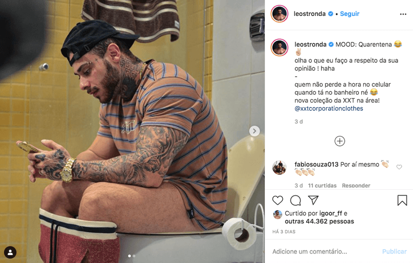 O famoso cantor e empresário, Leo Stronda deixou os seus seguidores de queixo caído ao aparecer no banheiro com tudo à mostra (Foto: reprodução/Instagram) O famoso cantor e empresário, Leo Stronda deixou os seus seguidores de queixo caído ao aparecer no banheiro com tudo à mostra (Foto: reprodução/Instagram)