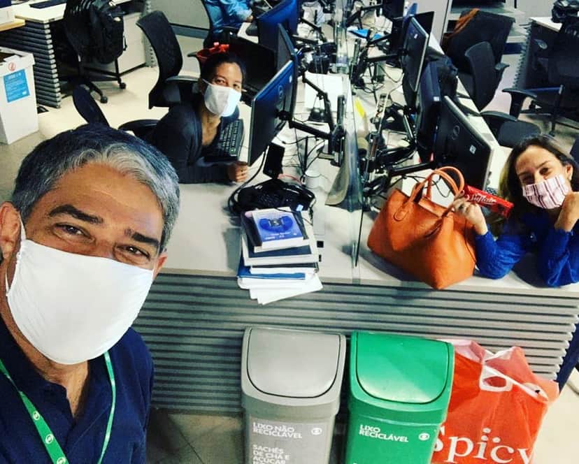 Marina Araújo mostrou bastidores da Globo ao lado de William Bonner e outra colega de redação (Reprodução) Marina Araújo mostrou bastidores da Globo ao lado de William Bonner e outra colega de redação (Reprodução)
