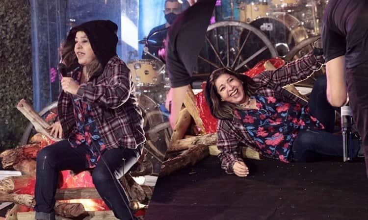 Roberta Miranda leva em tombo em live e cai em cima de fogueira cenográfica (Montagem: TV Foco) Roberta Miranda leva em tombo em live e cai em cima de fogueira cenográfica (Montagem: TV Foco)