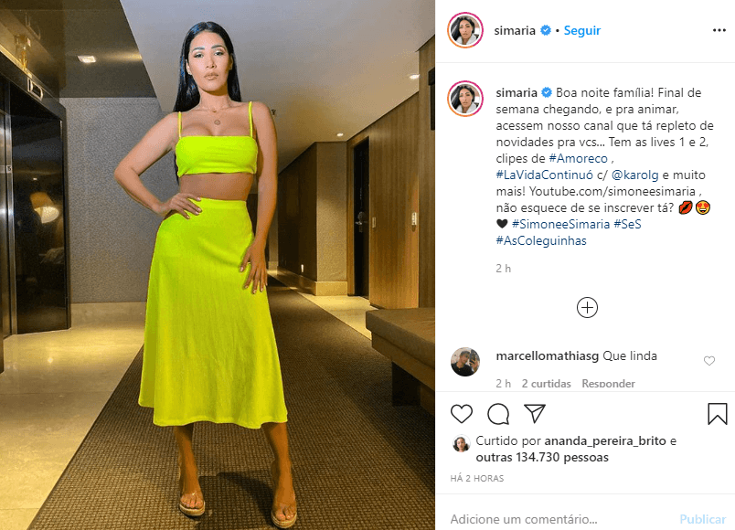 Simaria resolveu exibir o corpão e deixou a barriga e os seios em destaque (Foto: Reprodução) Simaria resolveu exibir o corpão e deixou a barriga e os seios em destaque (Foto: Reprodução)