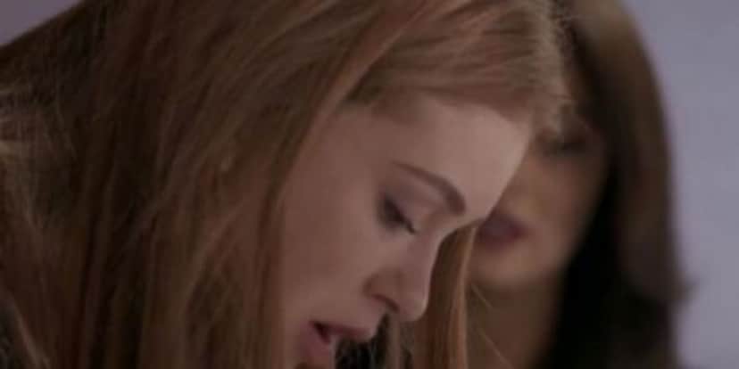 Totalmente Demais, Carol e Eliza baixam a guarda após se consolarem depois que o concurso for cancelado (Imagem: Globo) Totalmente Demais, Carol e Eliza baixam a guarda após se consolarem depois que o concurso for cancelado (Imagem: Globo)