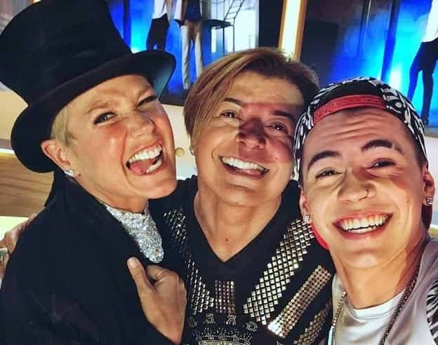 Xuxa posa ao lado de David Brazil e de Biel: cantor disputa papel no filme (foto: reprodução/redes sociais)