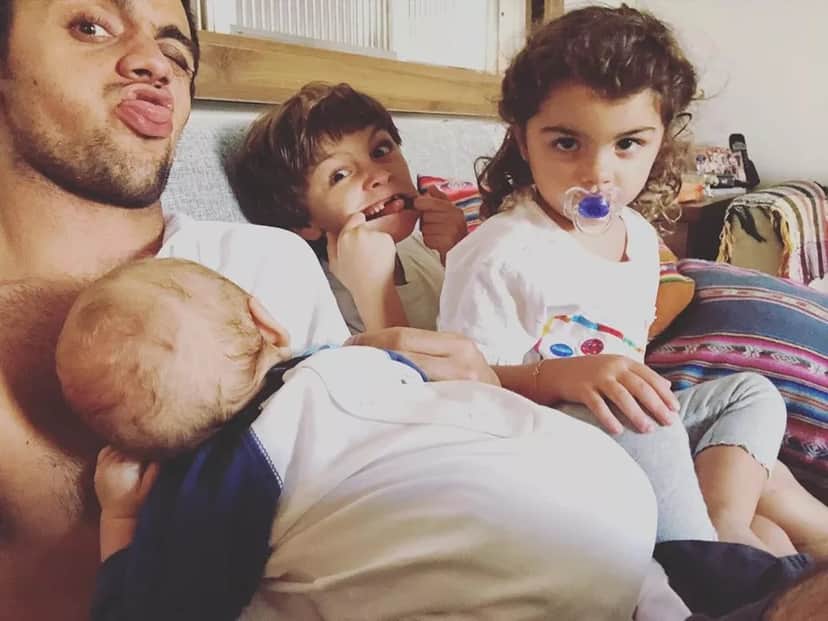 Felipe Simas ao lado dos filhos (Foto: Reprodução/Instagram) Felipe Simas ao lado dos filhos (Foto: Reprodução/Instagram)