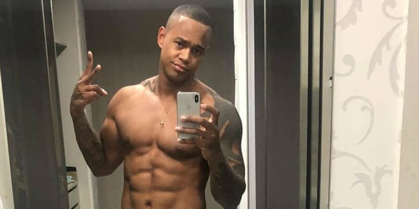 Leo Santana deixou o seu abdômen definido em evidência marcado na camisa (Foto: Montagem/TV Foco) Leo Santana deixou o seu abdômen definido em evidência marcado na camisa (Foto: Montagem/TV Foco)