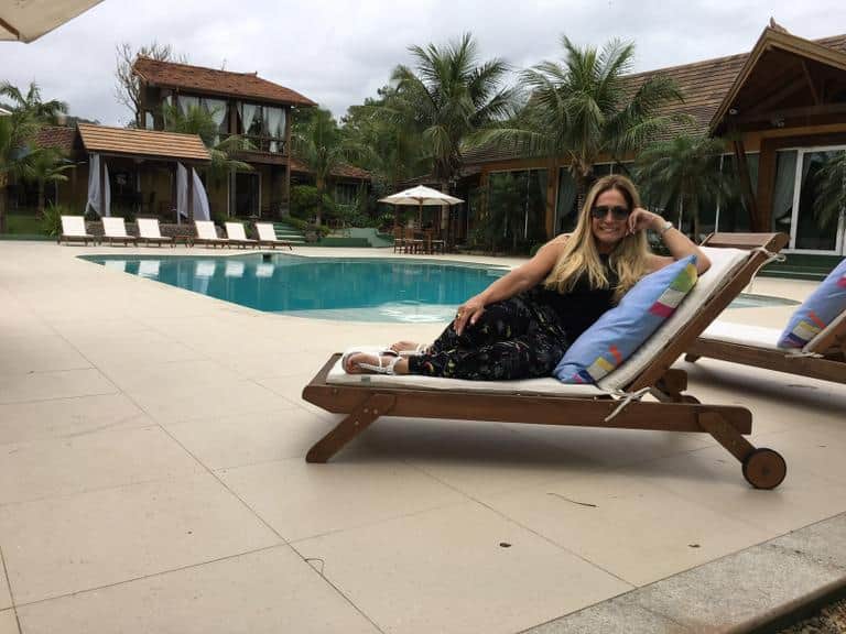 Suzana Vieira em frente a piscina em viagem de férias (Foto Reprodução) Suzana Vieira em frente a piscina em viagem de férias (Foto Reprodução)