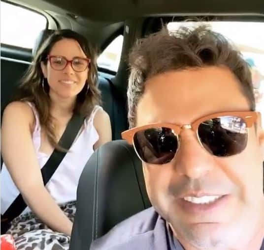 Zezé di Camargo exibindo a filha Wanessa dentro de carro, com Graciele Lacerda dirigindo (Foto: Reprodução) Zezé di Camargo exibindo a filha Wanessa dentro de carro, com Graciele Lacerda dirigindo (Foto: Reprodução)
