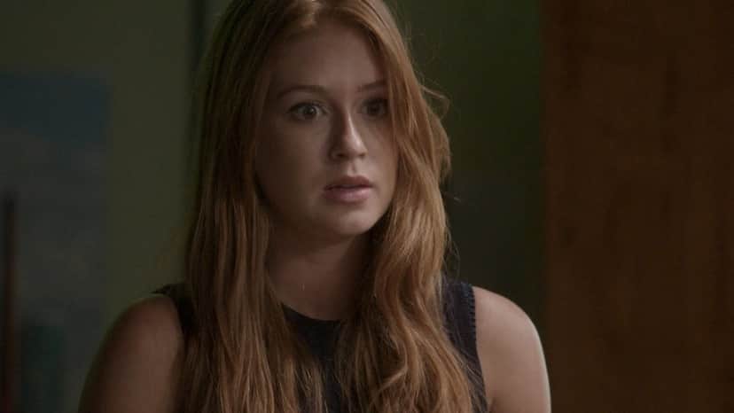 Eliza fica surpresa com ajuda de sua inimiga em Totalmente Demais Eliza fica surpresa com ajuda de sua inimiga em Totalmente Demais