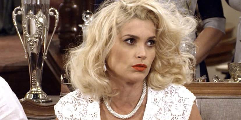 Sandra (Flávia Alessandra) fica destruída após levar surra de Cunegundes (Elizabeth Savala) em Eta Mundo Bom (Foto: Reprodução/Globo) Sandra (Flávia Alessandra) fica destruída após levar surra de Cunegundes (Elizabeth Savala) em Eta Mundo Bom (Foto: Reprodução/Globo)