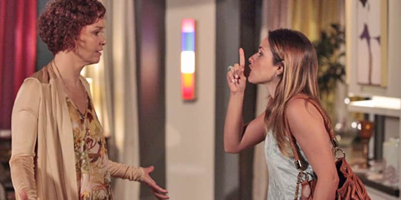 Esther (Julia Lemmertz) enlouquece durante discussão e ameaça matar Beatriz (Monique Alfradique) em Fina Estampa (Foto: Reprodução/Globo) Esther (Julia Lemmertz) enlouquece durante discussão e ameaça matar Beatriz (Monique Alfradique) em Fina Estampa (Foto: Reprodução/Globo)