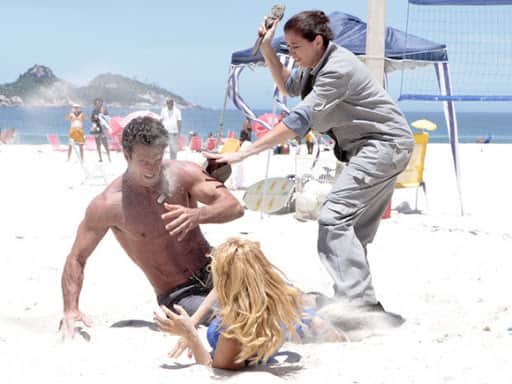 Teodora e Griselda batem em Ferdinand em Fina Estampa - Foto: Reprodução Teodora e Griselda batem em Ferdinand em Fina Estampa - Foto: Reprodução