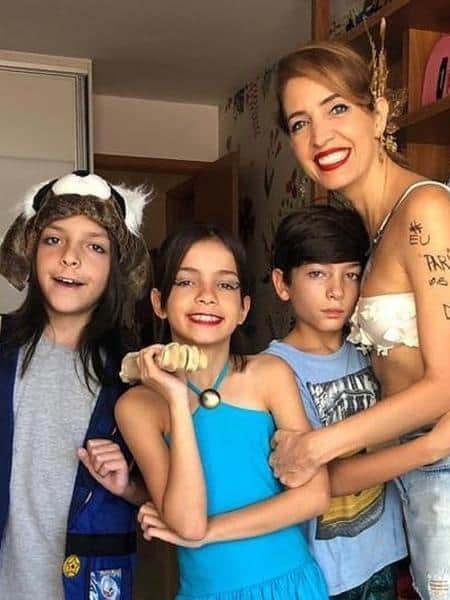 Foto de Poliana Abritta ao lado dos filhos, após sofrimento da jornalista para conseguir engravidar (Reprodução) Foto de Poliana Abritta ao lado dos filhos, após sofrimento da jornalista para conseguir engravidar (Reprodução)