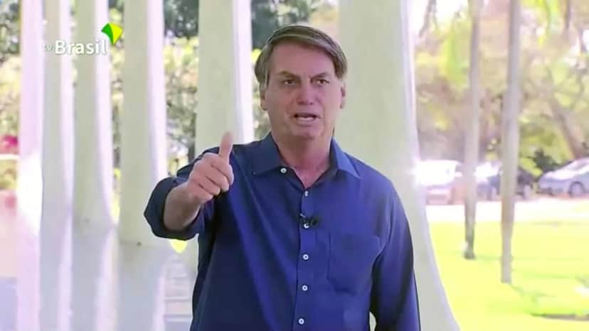Bolsonaro tira a máscara na frente de jornalistas (Foto: Reprodução) Bolsonaro tira a máscara na frente de jornalistas (Foto: Reprodução)
