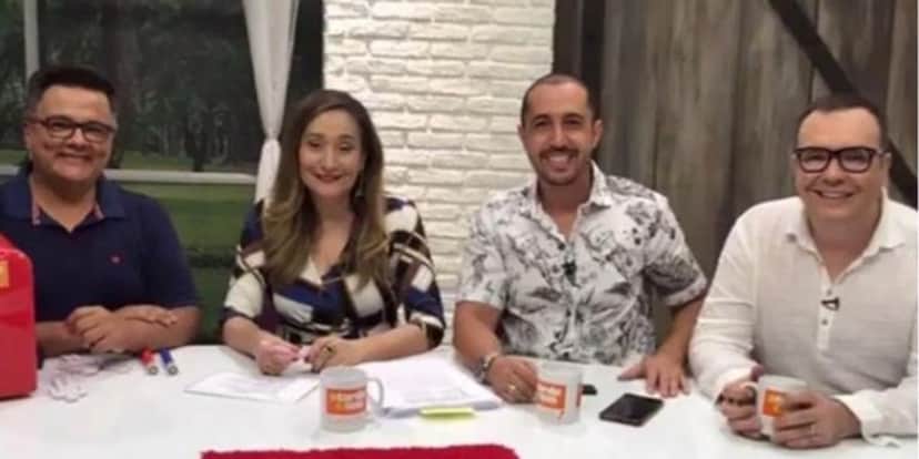 Sonia Abrão e os integrantes da roda da fofoca (Foto: Reprodução/RedeTV!) Sonia Abrão e os integrantes da roda da fofoca (Foto: Reprodução/RedeTV!)