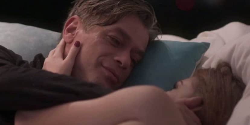 Arthur (Fábio Assunção) tem noite de sexo com Eliza (Marina Ruy Barbosa) em Totalmente Demais (Foto: Reprodução/Globo) Arthur (Fábio Assunção) tem noite de sexo com Eliza (Marina Ruy Barbosa) em Totalmente Demais (Foto: Reprodução/Globo)