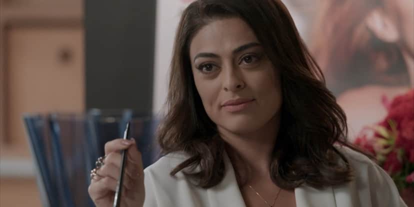 Carolina (Juliana Paes) em cena de Totalmente Demais; jornalista apelará para jogo sujo contra rival (Foto: Reprodução/Globo) Carolina (Juliana Paes) em cena de Totalmente Demais; jornalista apelará para jogo sujo contra rival (Foto: Reprodução/Globo)