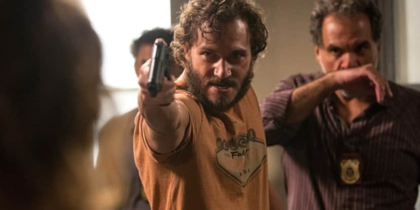 Dino (Paulo Rocha) ameaça mocinha com arma em Totalmente Demais (Foto: Fabiano Battaglin/Globo) Dino (Paulo Rocha) ameaça mocinha com arma em Totalmente Demais (Foto: Fabiano Battaglin/Globo)